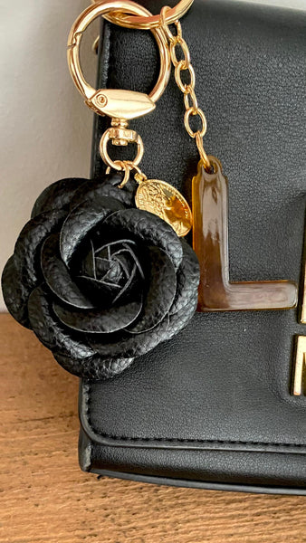 Bag Charm Flor & Letra OMG