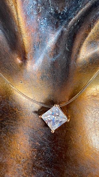 Gargantilla brillante en hilo transparente
